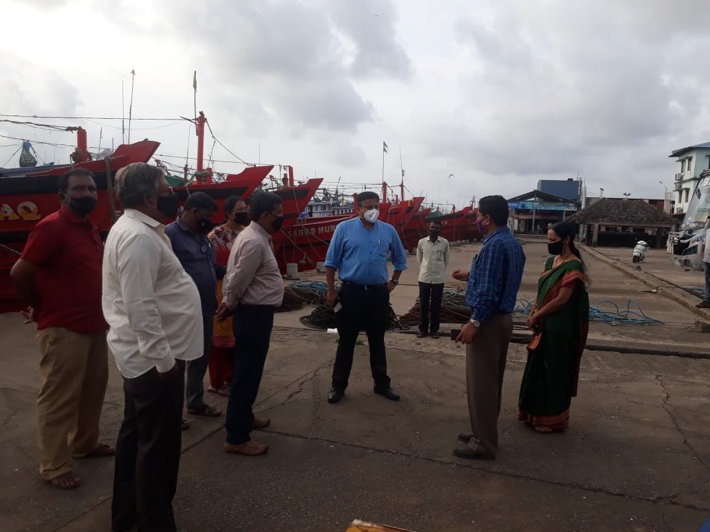 DC visits Mangaluru fishing port