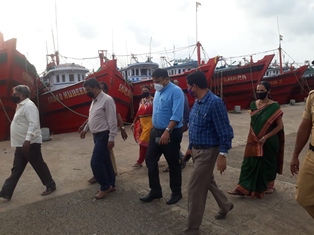 DC visits Mangaluru fishing port