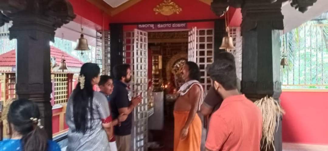 Actor Vijaya Raghavendra visits Kateel Temple