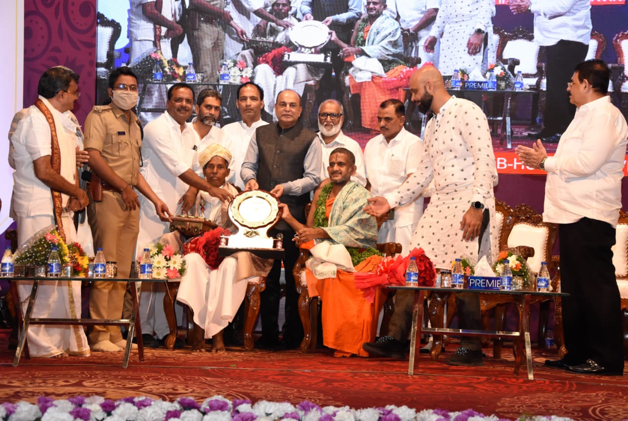 Padma Shri awardee Harekala Hajabba honored