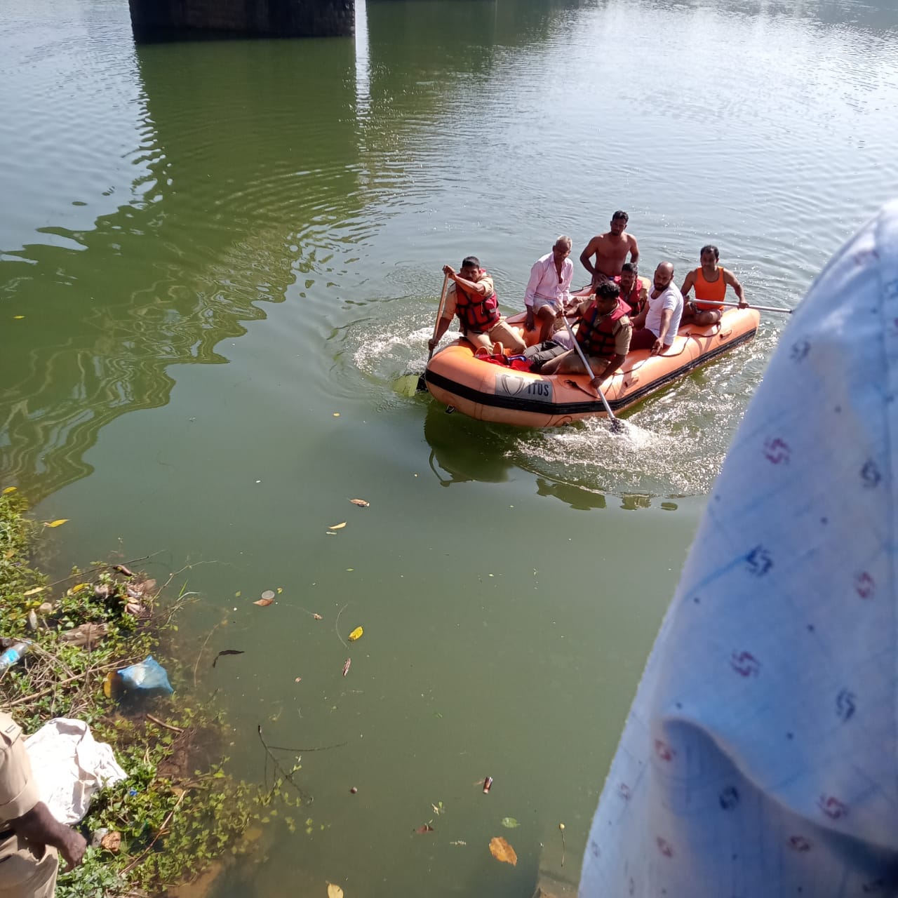 Hindu organization leader Dead body found  Dead body found in Netravati river  Netravati river at Dakshina Kannada district  ನೇತ್ರಾವತಿ ನದಿಯಲ್ಲಿ ಹಿಂದು ಸಂಘಟನೆ ಮುಖಂಡನ ಶವ ಪತ್ತೆ  ಹಿಂದು ಸಂಘಟನೆ ಮುಖಂಡ ಶವ ಪತ್ತೆ  ಬಂಟ್ವಾಳ ನಗರ ಪೊಲೀಸರು ತನಿಖೆ  ರಾಜೇಶ್​ ಸುವರ್ಣ ಒಬ್ಬ ಹಿಂದೂ ಮುಖಂಡ  ಸಾವನ್ನಪ್ಪಿರುವ ಯುವಕ ರಾಜೇಶ್​ ಸುವರ್ಣ  ರಾಜೇಶ್​ ಸುವರ್ಣ ಸಾವು ಬಗ್ಗೆ ಸ್ಥಳೀಯರು ಕೆಲವು ಅನುಮಾನಗ