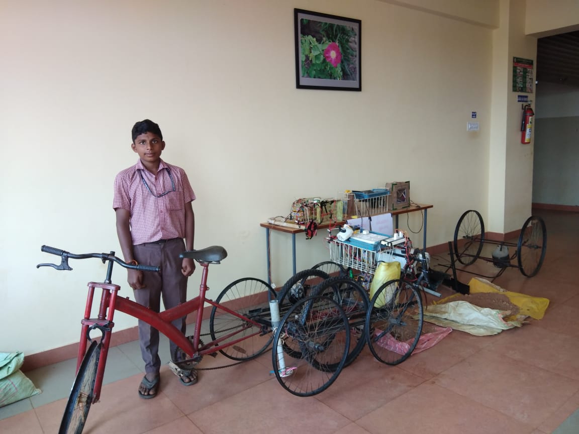 student agricultural machine  South India level science material exhibition  agricultural machine selected  ದಕ್ಷಿಣ ಭಾರತ ಮಟ್ಟದ ವಿಜ್ಞಾನ ವಸ್ತು ಪ್ರದರ್ಶನ  ಯಶವಂತನ ಕೃಷಿ ಯಂತ್ರ  ವಿದ್ಯಾರ್ಥಿಯೊಬ್ಬ ಅನ್ವೇಷಿಸಿದ ಕೃಷಿ ಯಂತ್ರ  ತೀರಾ ಗ್ರಾಮೀಣ ಭಾಗವಾದ ಕಡೇಶಿವಾಲಯ  ಸರಕಾರಿ ಪ್ರೌಢಶಾಲೆಯಲ್ಲಿ ಕಲಿಯುತ್ತಿರುವ ಯಶವಂತ  ವಿದ್ಯಾರ್ಥಿ ತಯಾರಿಸಿದ ಒಂದು ಕೃಷಿ ಯಂತ್ರ  ವಿಜ್ಞಾನ ವಸ್ತು ಪ್ರದರ್ಶನಕ್ಕೆ ಆಯ್ಕೆ  ಸರಕಾರಿ ಶಾಲೆಯ ವಿದ್ಯಾರ್ಥಿಯ ಈ ಸಾಧನೆ ಪ್ರಶಂಸೆಗೆ ಪಾತ್ರ