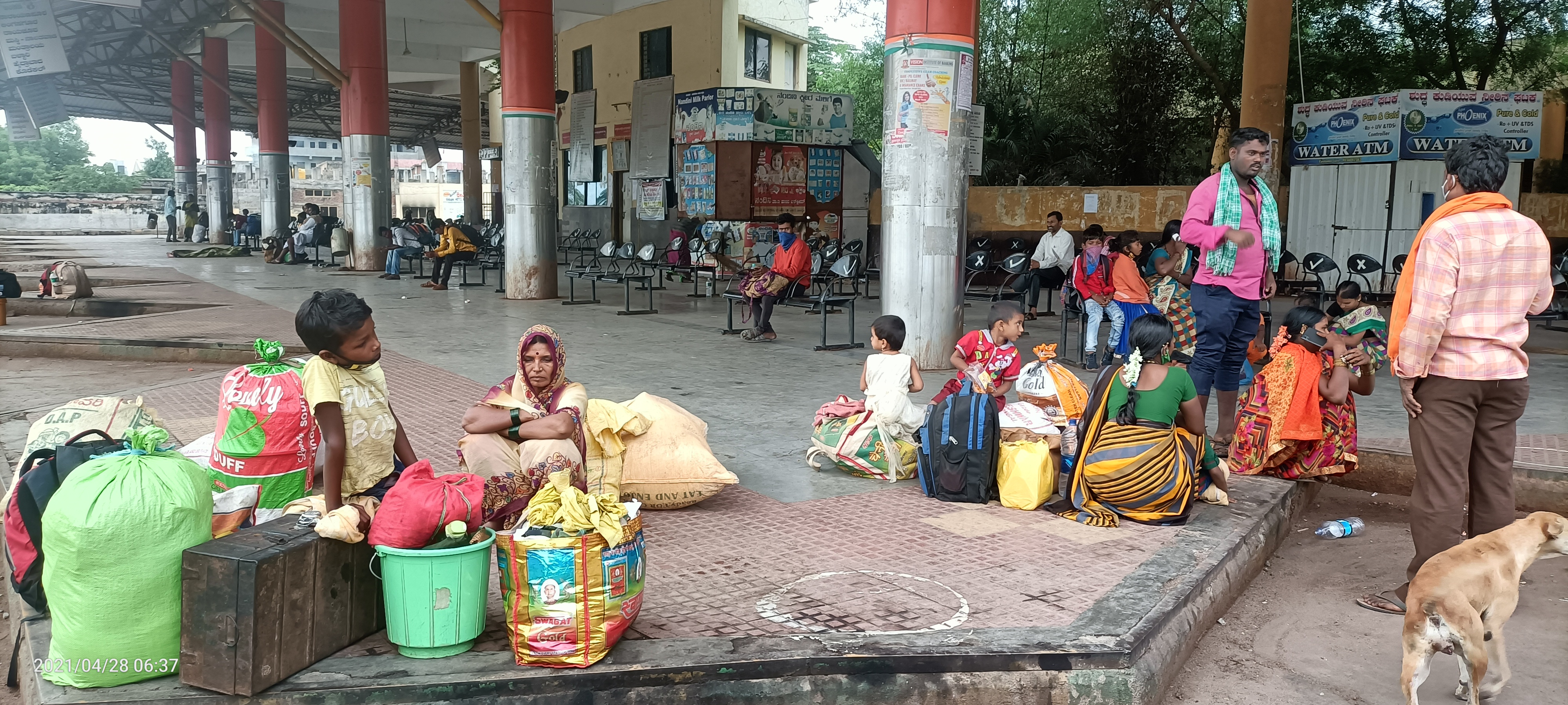 travelers sleeping in bus stand, travelers sleeping in bus stand for no bus available, Muddebihal news, ಬಸ್ ಸಿಗದೇ ನಿಲ್ದಾಣದಲ್ಲಿ ನಿದ್ದೆಗೆ ಶರಣಾದ ಪ್ರಯಾಣಿಕರು, ಮುದ್ದೇಬಿಹಾಳದಲ್ಲಿ ಬಸ್ ಸಿಗದೇ ನಿಲ್ದಾಣದಲ್ಲಿ ನಿದ್ದೆಗೆ ಶರಣಾದ ಪ್ರಯಾಣಿಕರು, ಮುದ್ದೇಬಿಹಾಳ ಸುದ್ದಿ,