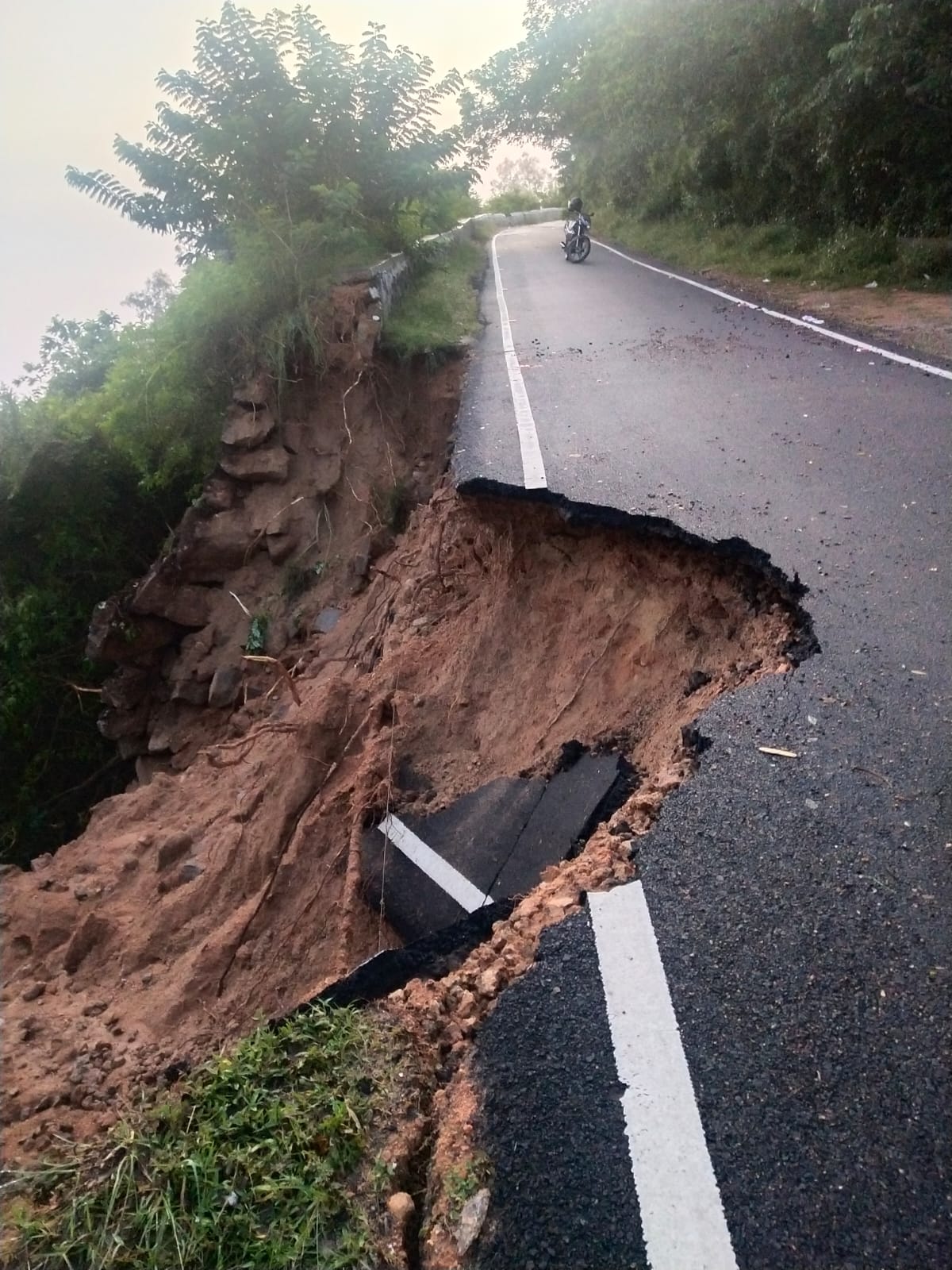 landslide-in-mysore-chamundi-hill-road