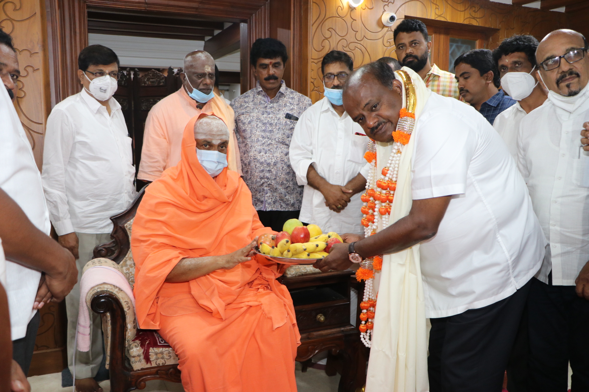 ಸುತ್ತೂರು ಮಠಕ್ಕೆ ಹೆಚ್​ಡಿಕೆ ಭೇಟಿ