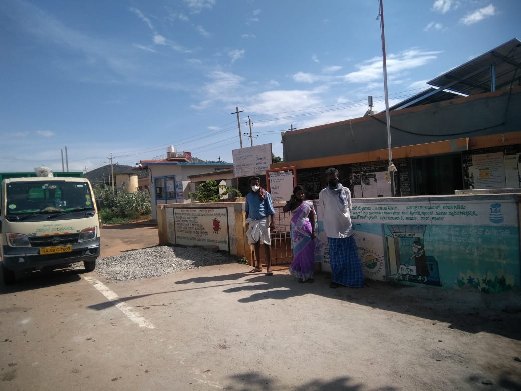 Tahsildar sent to woman to the home, Tahsildar sent to woman to the home from refugee center, Nanjangud Tahsildar sent to woman to the home from refugee center, Nanjangud Tahsildar mohan kumari, Nanjangud Tahsildar mohan kumari news, ನಿರಾಶ್ರಿತರ ಕೇಂದ್ರದಲ್ಲಿದ್ದ ಮಹಿಳೆಯನ್ನು ತವರಿಗೆ ತಲುಪಿಸಿದ ತಹಶೀಲ್ದಾರ್, ನಿರಾಶ್ರಿತರ ಕೇಂದ್ರದಲ್ಲಿದ್ದ ಮಹಿಳೆಯನ್ನು ತವರಿಗೆ ತಲುಪಿಸಿದ ನಂಜನಗೂಡು ತಹಶೀಲ್ದಾರ್, ನಂಜನಗೂಡು ತಹಶೀಲ್ದಾರ್ ಮೋಹನ ಕುಮಾರಿ, ನಂಜನಗೂಡು ತಹಶೀಲ್ದಾರ್ ಮೋಹನ ಕುಮಾರಿ ಸುದ್ದಿ,