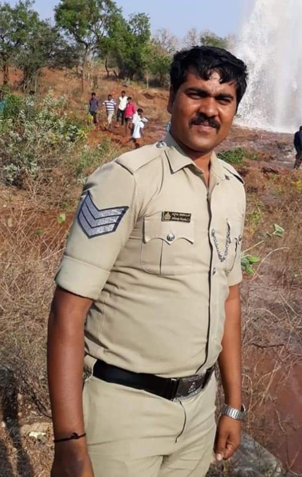 Tipper overturns on police vehicle, Constable death by Tipper overturns on police vehicle, Constable death by Tipper overturns on police vehicle in Mysore, Mysore crime news, Mysore accident news, ಪೊಲೀಸ್​ ವಾಹನದ ಮೇಲೆ ಪಲ್ಟಿಯಾದ ಟಿಪ್ಪರ್​, ಪೊಲೀಸ್​ ವಾಹನದ ಮೇಲೆ ಟಿಪ್ಪರ್​ ಪಲ್ಟಿಯಾಗಿ ಕಾನ್ಸ್​ಟೇಬಲ್​ ಸಾವು, ಮೈಸೂರು ಪೊಲೀಸ್​ ವಾಹನದ ಮೇಲೆ ಟಿಪ್ಪರ್​ ಪಲ್ಟಿಯಾಗಿ ಕಾನ್ಸ್​ಟೇಬಲ್​ ಸಾವು, ಮೈಸೂರು ಅಪರಾಧ ಸುದ್ದಿ, ಮೈಸೂರು ಅಪಘಾತ ಸುದ್ದಿ,