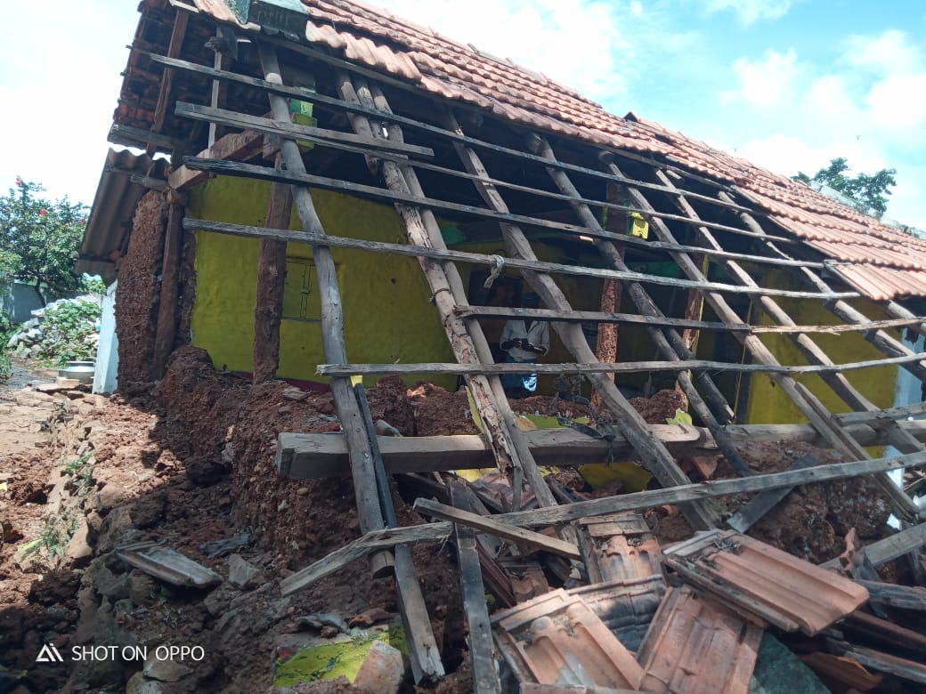 ಮಳೆಗೆ ಕುಸಿದ ಮಾಜಿ ಗ್ರಾಪಂ ಅಧ್ಯಕ್ಷೆ ಮನೆ