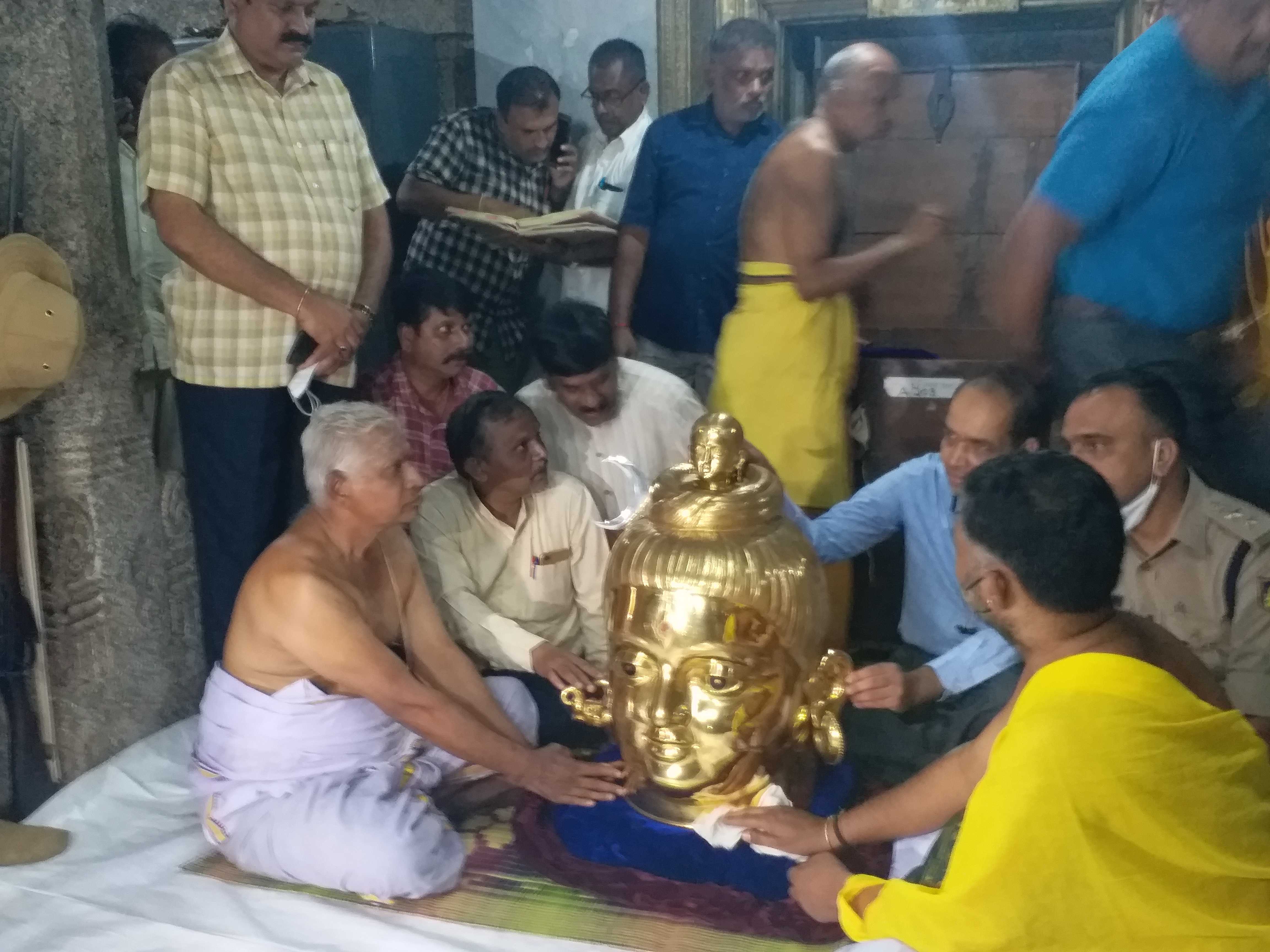 Bali Shiva's gold mask weighing 11 kg