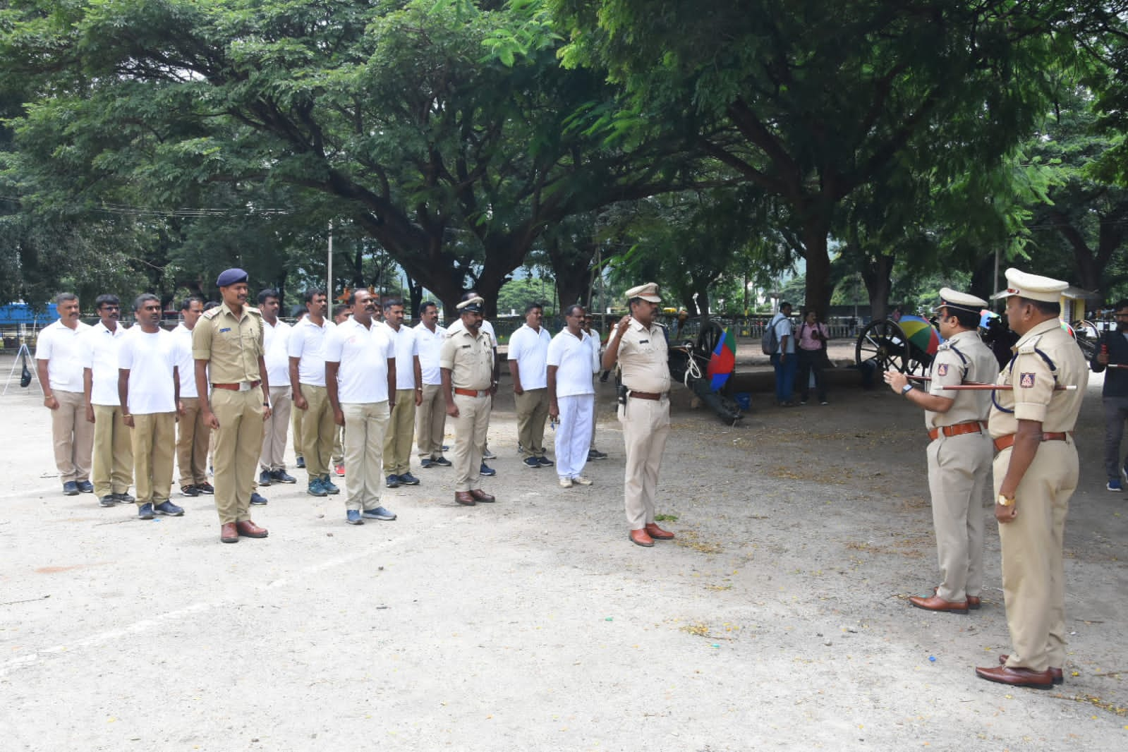 ಸಿಬ್ಬಂದಿಗಳಿಗೆ ತರಭೇತಿ ನೀಡುತ್ತಿರುವುದು