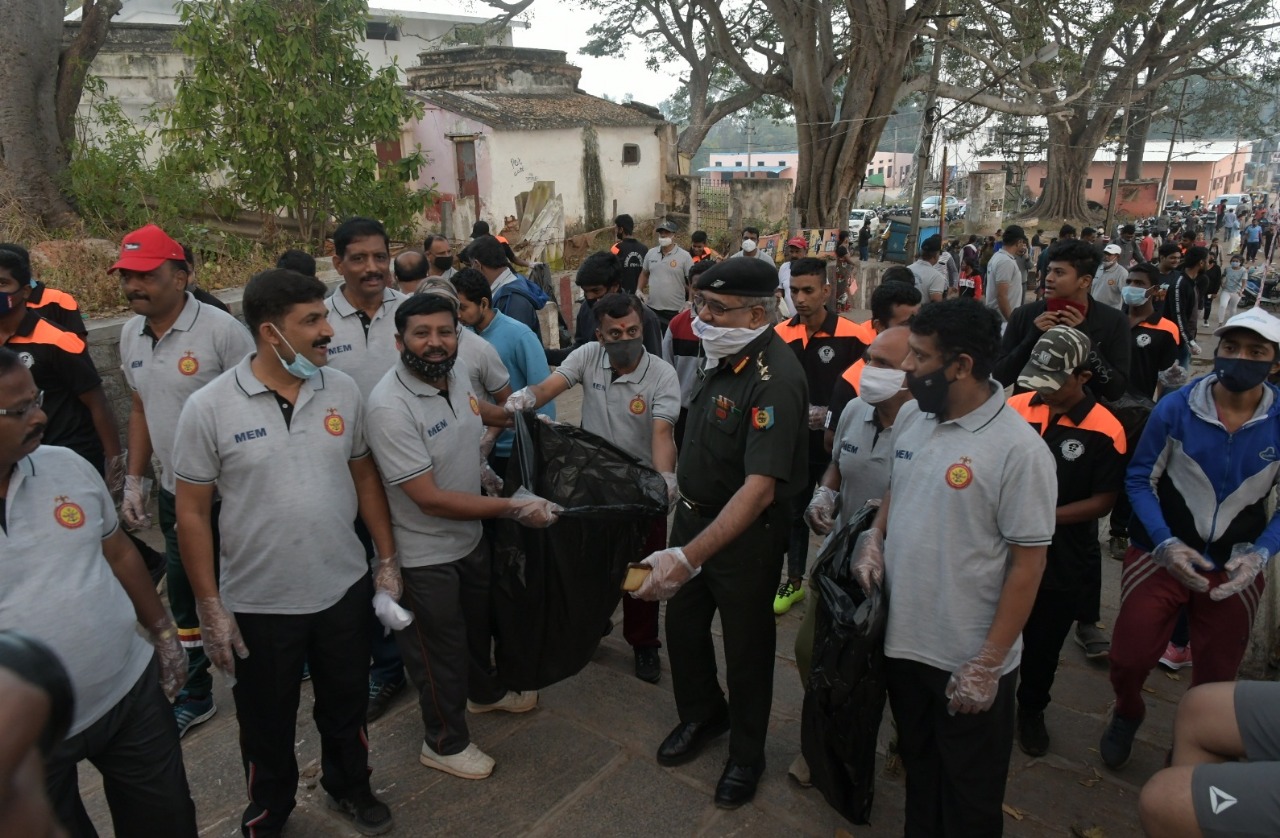 former-soldiers-who-cleared-the-staircase-of-chamundi-hill