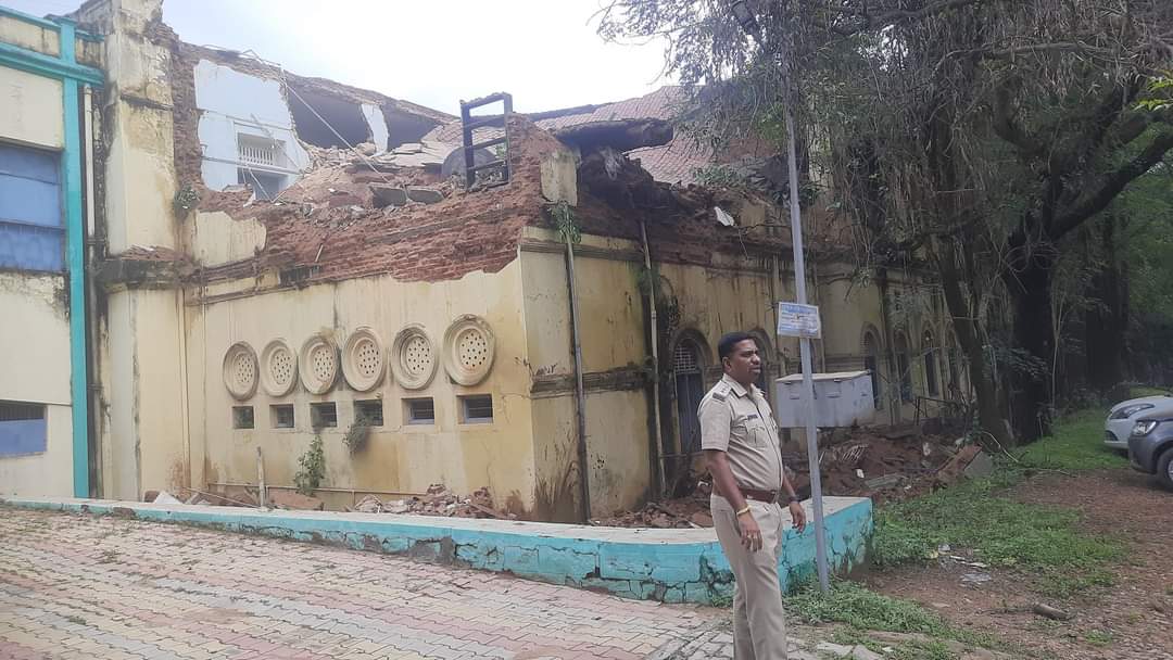 Maharani College building collapse  College building collapse in Mysore  Heavy rain in Mysore  College building collapse due to rain  ಮಹಾರಾಣಿ ಕಾಲೇಜಿನ ಕಟ್ಟಡ ಕುಸಿತ  ಮೈಸೂರಿನಲ್ಲಿ ಸತತ ಮಳೆ  ಸಾಂಸ್ಕೃತಿಕ ನಗರಿಯಲ್ಲಿ ನಿರಂತರವಾಗಿ ಸುರಿಯುತ್ತಿರುವ ಮಳೆ  ನಿರಂತರವಾಗಿ ಕುಸಿಯುತ್ತಿರುವ ಪಾರಂಪರಿಕ ಕಟ್ಟಡಗಳು  ಕಾಲೇಜು ಕಟ್ಟಡ ಕುಸಿದು ಬೀಳುವ ದೃಶ್ಯ  ಸಾಂಸ್ಕೃತಿಕ ನಗರಿ ಮೈಸೂರು ಪಾರಂಪರಿಕ ನಗರಿ  ಹಲವು ಕಟ್ಟಡಗಳು ಅಪಾಯದ ಸ್ಥಿತಿ