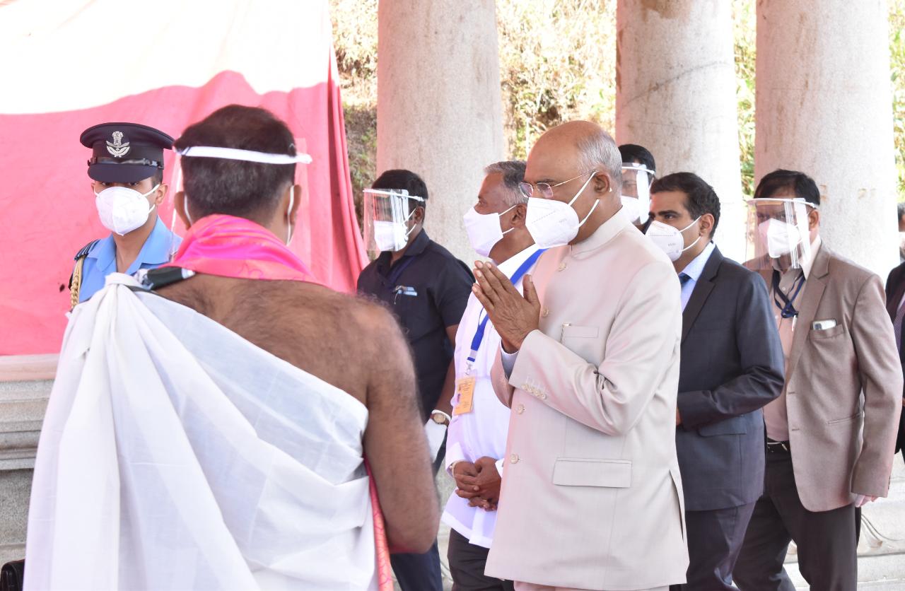 Resident Kovind offering prayers at Talakaveri Temple