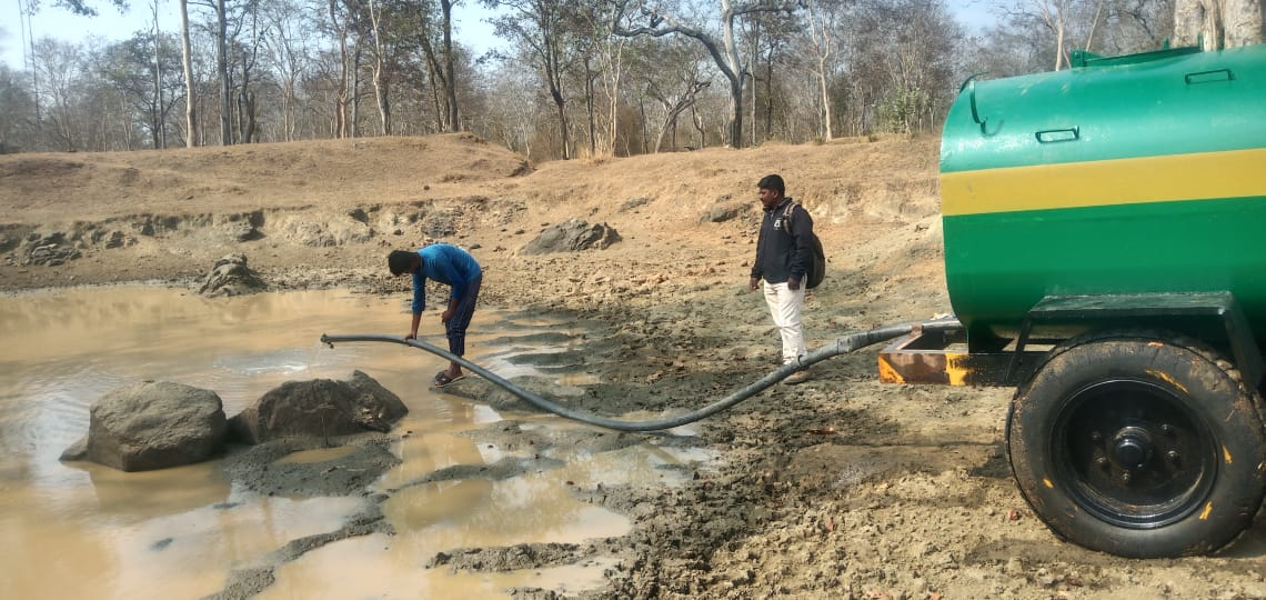 water fill to lake in wild, Mysore forest department water fill to lake in wild, Mysore forest department news, ಕಾಡಿನ ಕೆರೆಗೆ ನೀರು ತುಂಬಿಸುತ್ತಿರುವ ಸಿಬ್ಬಂದಿ, ಮೈಸೂರಿನಲ್ಲಿ ಕಾಡಿನ ಕೆರೆಗೆ ನೀರು ತುಂಬಿಸುತ್ತಿರುವ ಸಿಬ್ಬಂದಿ, ಕಾಡಿನ ಕೆರೆಗೆ ನೀರು ತುಂಬಿಸುತ್ತಿರುವ ಸಿಬ್ಬಂದಿ ಸುದ್ದಿ, ಮೈಸೂರು ಅರಣ್ಯ ಇಲಾಖೆ, ಮೈಸೂರು ಅರಣ್ಯ ಇಲಾಖೆ ಸುದ್ದಿ,