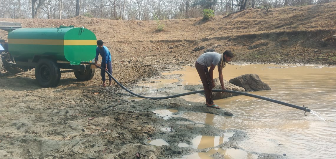 water fill to lake in wild, Mysore forest department water fill to lake in wild, Mysore forest department news, ಕಾಡಿನ ಕೆರೆಗೆ ನೀರು ತುಂಬಿಸುತ್ತಿರುವ ಸಿಬ್ಬಂದಿ, ಮೈಸೂರಿನಲ್ಲಿ ಕಾಡಿನ ಕೆರೆಗೆ ನೀರು ತುಂಬಿಸುತ್ತಿರುವ ಸಿಬ್ಬಂದಿ, ಕಾಡಿನ ಕೆರೆಗೆ ನೀರು ತುಂಬಿಸುತ್ತಿರುವ ಸಿಬ್ಬಂದಿ ಸುದ್ದಿ, ಮೈಸೂರು ಅರಣ್ಯ ಇಲಾಖೆ, ಮೈಸೂರು ಅರಣ್ಯ ಇಲಾಖೆ ಸುದ್ದಿ,