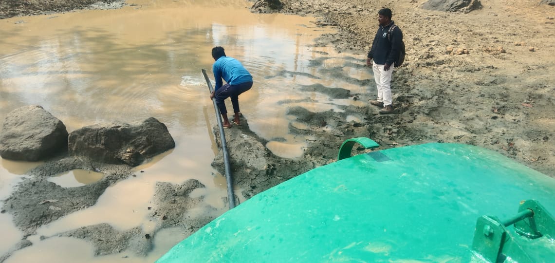 water fill to lake in wild, Mysore forest department water fill to lake in wild, Mysore forest department news, ಕಾಡಿನ ಕೆರೆಗೆ ನೀರು ತುಂಬಿಸುತ್ತಿರುವ ಸಿಬ್ಬಂದಿ, ಮೈಸೂರಿನಲ್ಲಿ ಕಾಡಿನ ಕೆರೆಗೆ ನೀರು ತುಂಬಿಸುತ್ತಿರುವ ಸಿಬ್ಬಂದಿ, ಕಾಡಿನ ಕೆರೆಗೆ ನೀರು ತುಂಬಿಸುತ್ತಿರುವ ಸಿಬ್ಬಂದಿ ಸುದ್ದಿ, ಮೈಸೂರು ಅರಣ್ಯ ಇಲಾಖೆ, ಮೈಸೂರು ಅರಣ್ಯ ಇಲಾಖೆ ಸುದ್ದಿ,