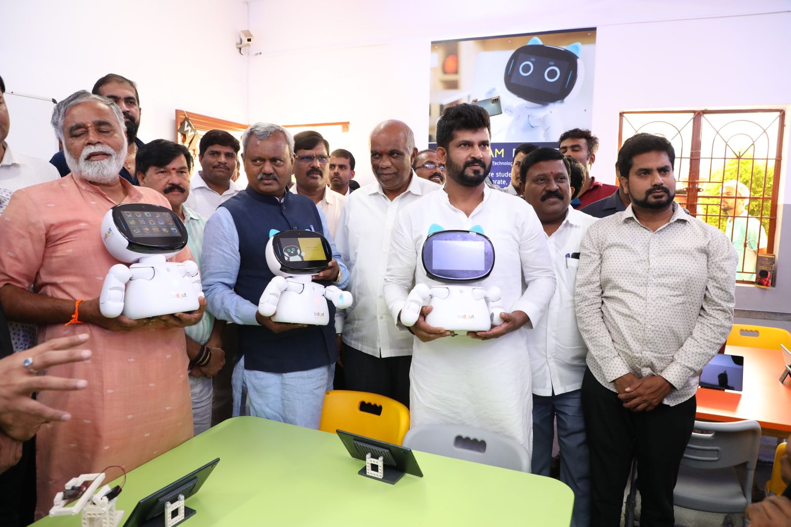 robot-teacher-attracts-students-in-shanthala-vidyapita-in-mysore