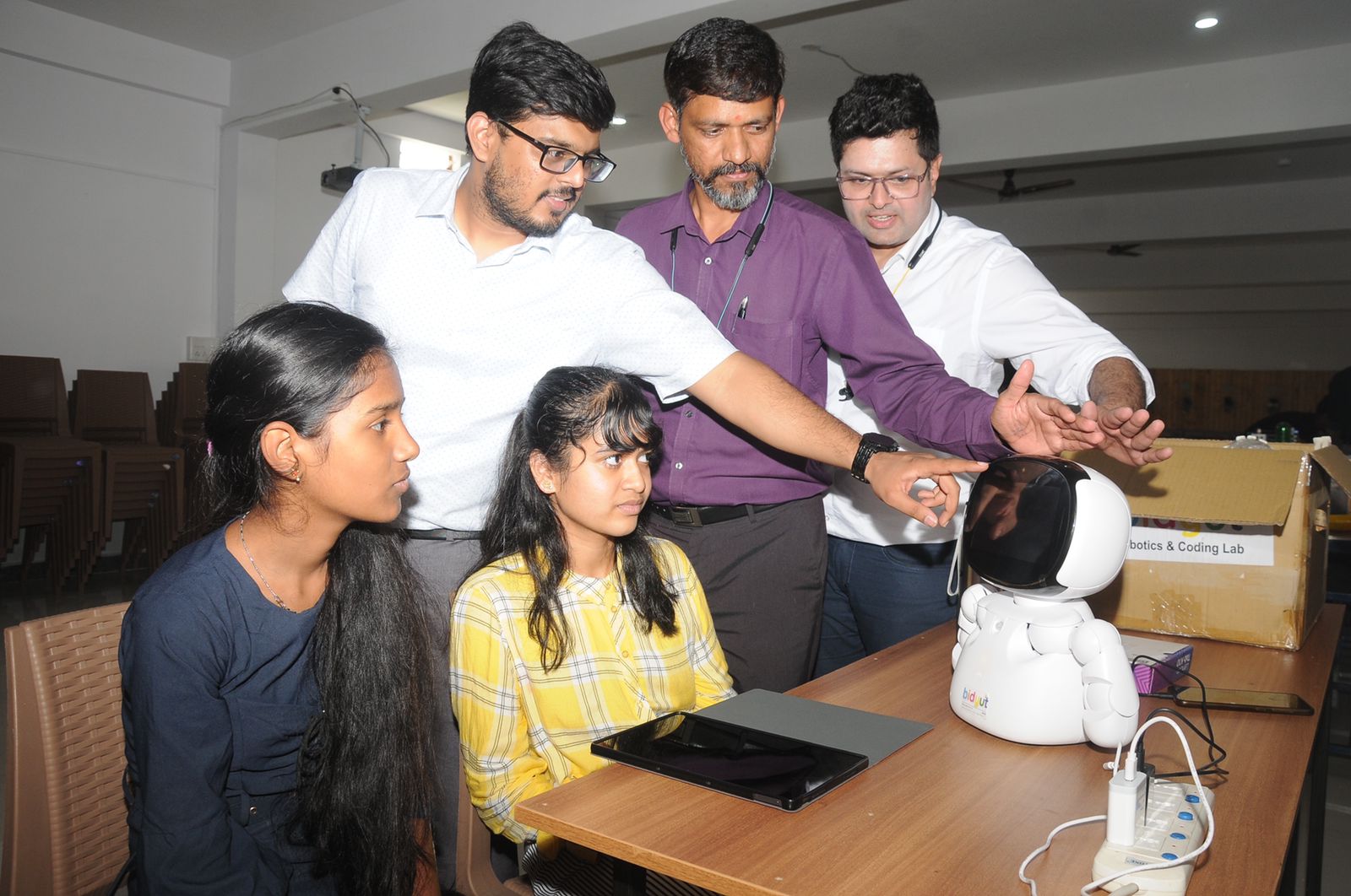 robot-teacher-attracts-students-in-shanthala-vidyapita-in-mysore