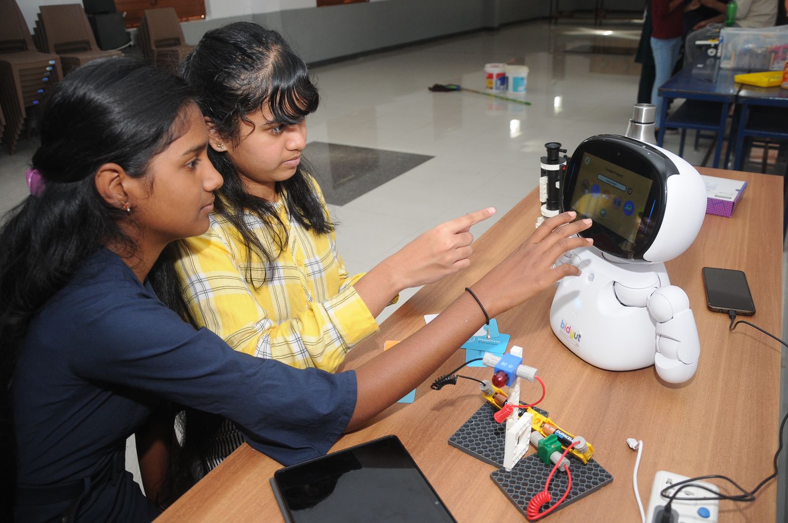 robot-teacher-attracts-students-in-shanthala-vidyapita-in-mysore