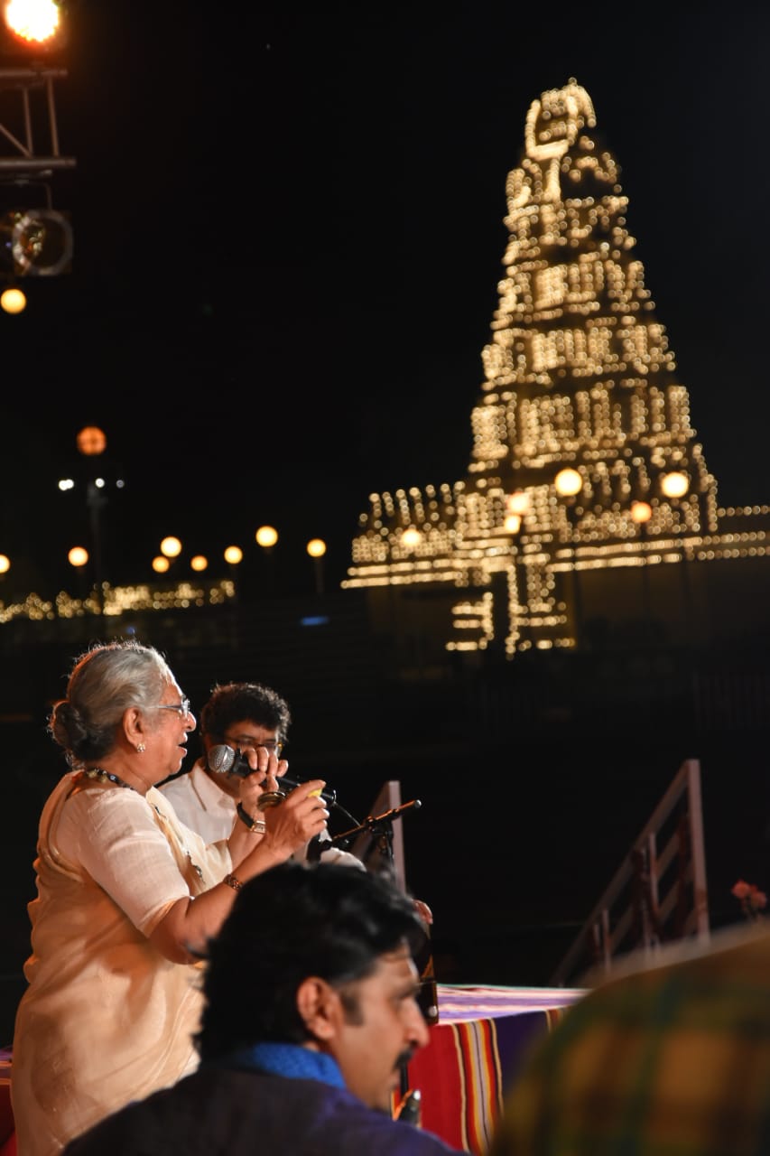 b jayashree  sung song in mysore dasara cultural programme