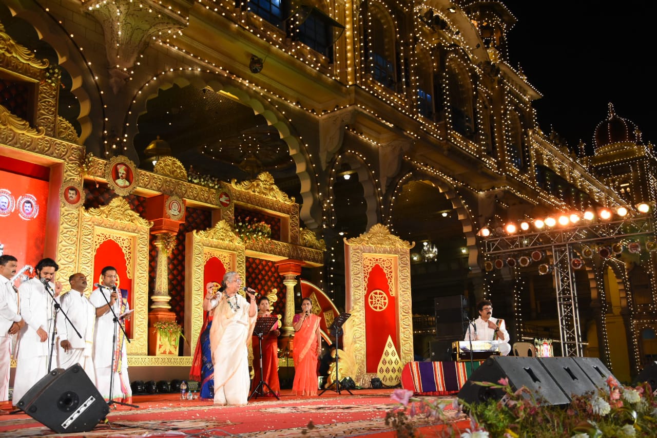 b jayashree  sung song in mysore dasara cultural programme