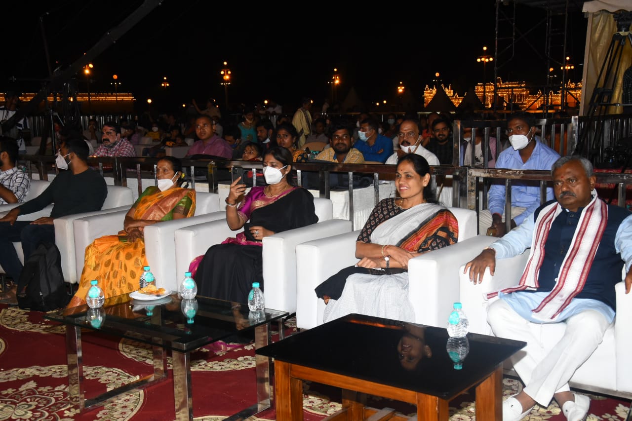 b jayashree  sung song in mysore dasara cultural programme