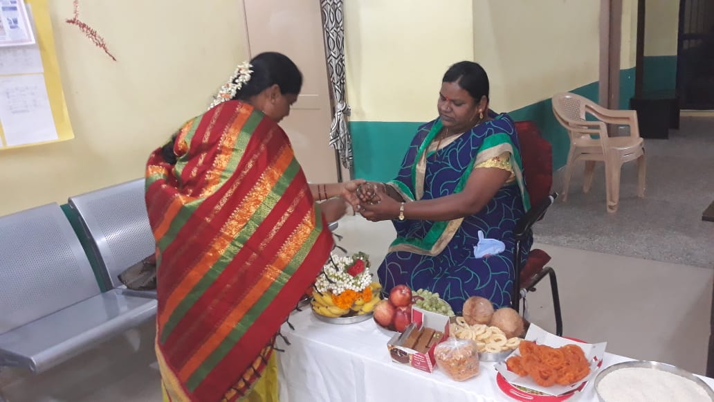 Woman constable baby shower program, Woman constable baby shower program in police station, Woman constable baby shower program news, Bannuru police station, ಮಹಿಳಾ ಪೇದೆಗೆ ಸೀಮಂತ, ಪೊಲೀಸ್ ಠಾಣೆಯಲ್ಲಿ ಮಹಿಳಾ ಪೇದೆಗೆ ಸೀಮಂತ, ಮೈಸೂರಿನ ಬನ್ನೂರು ಪೊಲೀಸ್ ಠಾಣೆಯಲ್ಲಿ ಮಹಿಳಾ ಪೇದೆಗೆ ಸೀಮಂತ, ಬನ್ನೂರು ಪೊಲೀಸ್ ಠಾಣೆ,