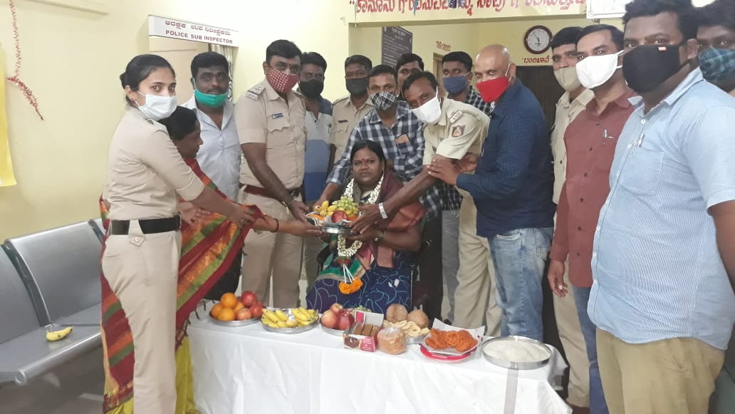 Woman constable baby shower program, Woman constable baby shower program in police station, Woman constable baby shower program news, Bannuru police station, ಮಹಿಳಾ ಪೇದೆಗೆ ಸೀಮಂತ, ಪೊಲೀಸ್ ಠಾಣೆಯಲ್ಲಿ ಮಹಿಳಾ ಪೇದೆಗೆ ಸೀಮಂತ, ಮೈಸೂರಿನ ಬನ್ನೂರು ಪೊಲೀಸ್ ಠಾಣೆಯಲ್ಲಿ ಮಹಿಳಾ ಪೇದೆಗೆ ಸೀಮಂತ, ಬನ್ನೂರು ಪೊಲೀಸ್ ಠಾಣೆ,