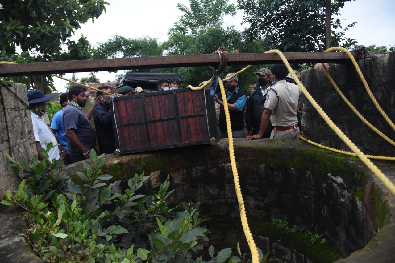 a-leopard-fell-in-ruin-well-officials-captured-it-by-the-help-of-the-cctv in mysore karnata