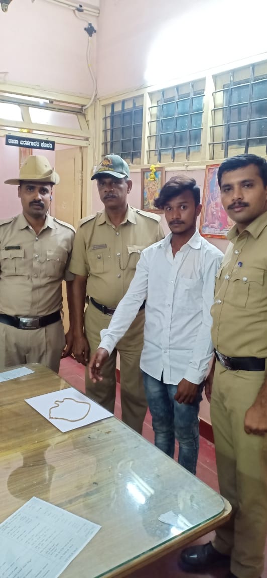 Chain theft accused arrested, Chain theft accused arrested by Hunasuru police, mysore Chain theft news. ಸರಗಳ್ಳ ಆರೋಪಿ ಬಂಧನ, ಹುಣಸೂರು ಪೊಲೀಸರಿಂದ ಸರಗಳ್ಳ ಆರೋಪಿ ಬಂಧನ, ಸರಗಳ್ಳ ಆರೋಪಿ ಬಂಧನ ಸುದ್ದಿ,