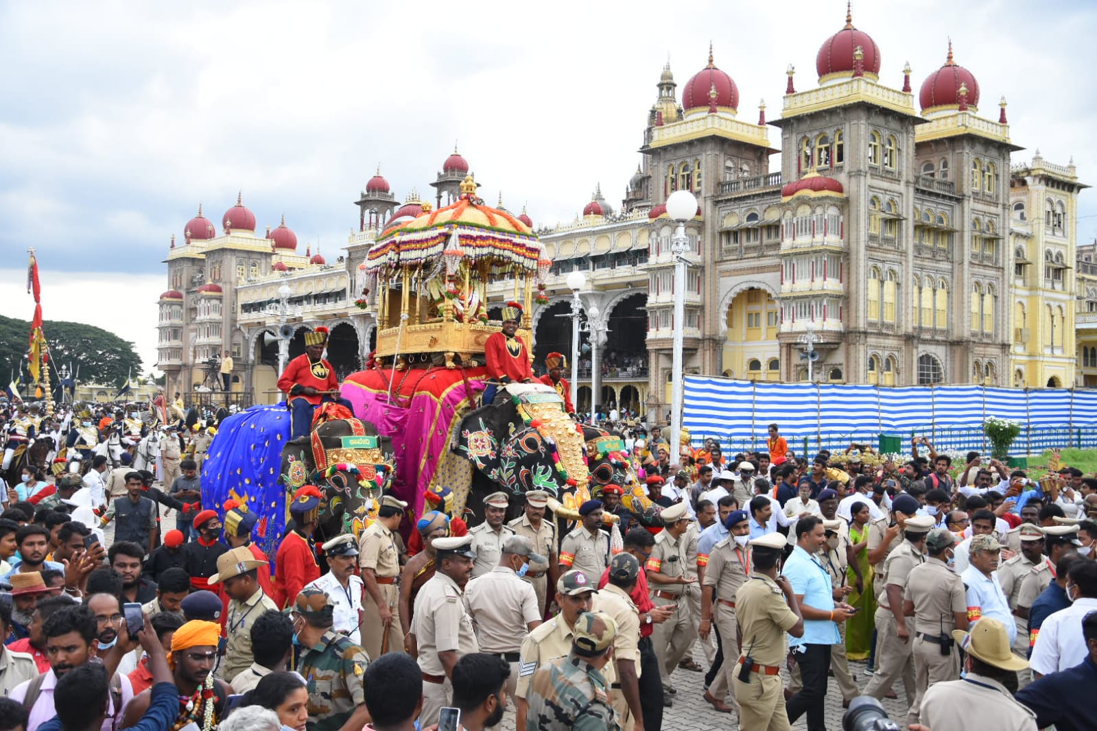 ಅಂಬಾರಿ ಅರಮನೆ ಸೇರುತ್ತಿದ್ದಂತೆ ಧರೆಗಿಳಿದ ವರುಣ