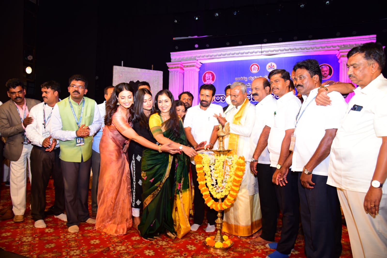 Gift of Goddess Chamundeshwari idol to the President