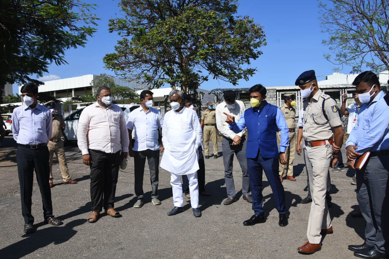 ಜುಬಿಲಂಟ್​ ಕಾರ್ಖಾನೆಗೆ ಸಚಿವರ ಭೇಟಿ