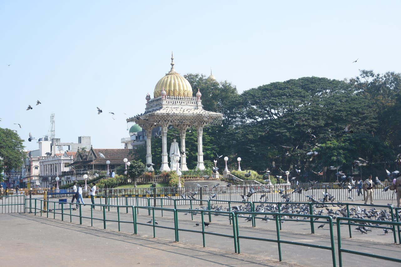 ಕೆ.ಆರ್.ವತ್ತ ಸೇರಿದಂತೆ ಪ್ರಮುಖ ವೃತ್ತಗಳಲ್ಲಿ ಸಾರ್ವಜನಿಕರಿಗೆ ನಿರ್ಬಂಧ