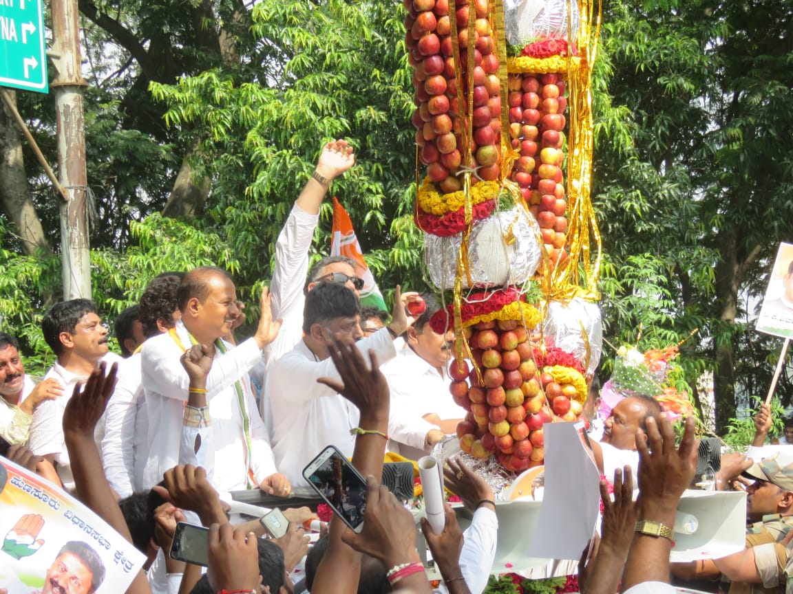 Apple garland politics in Karnataka congress