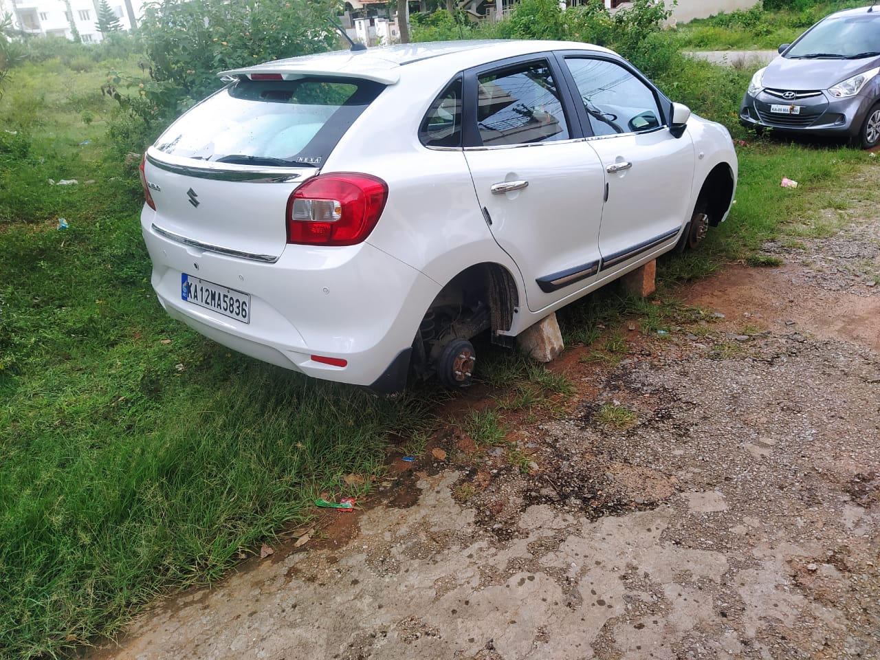 ಮನೆ ಮುಂದೆ ನಿಲ್ಲಿಸಿದ ಕಾರುಗಳ ಚಕ್ರಗಳ ಕಳ್ಳತನ