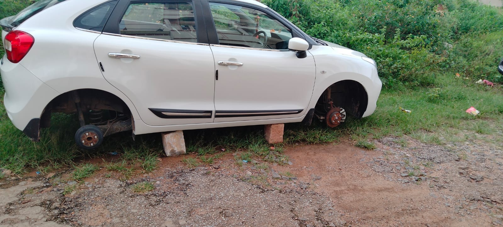 ಮನೆ ಮುಂದೆ ನಿಲ್ಲಿಸಿದ ಕಾರುಗಳ ಚಕ್ರಗಳ ಕಳ್ಳತನ