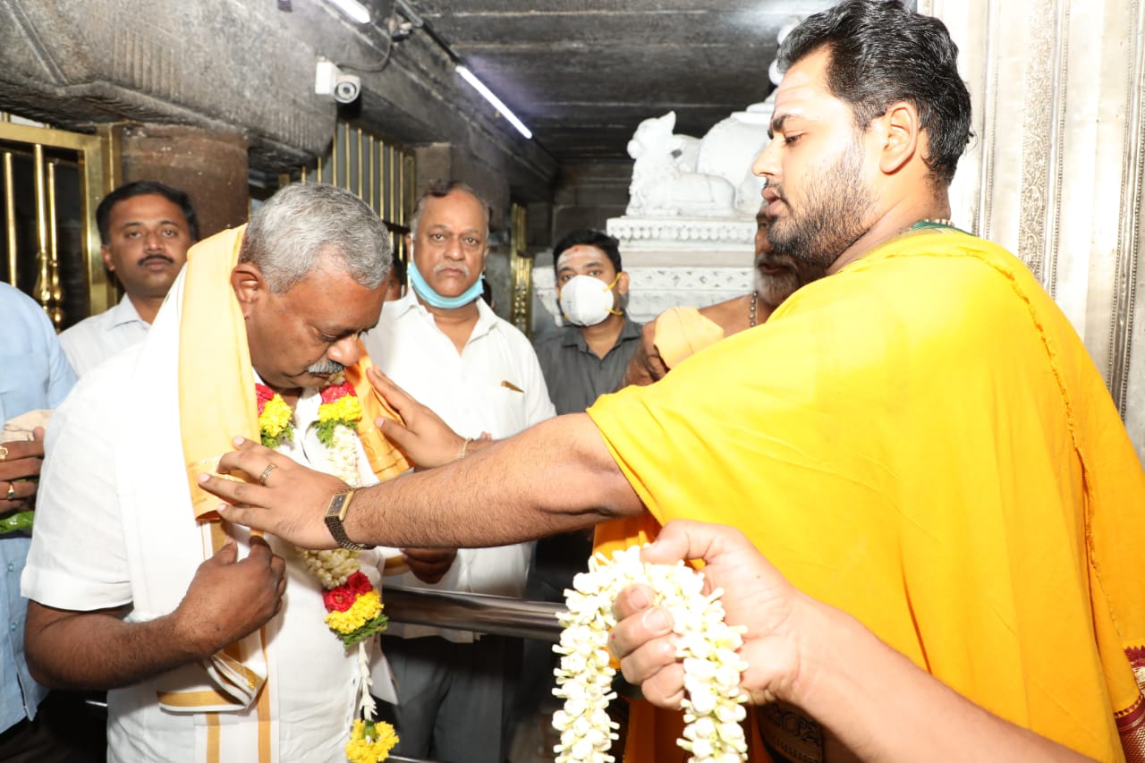 Minister S. T. Somshekhar visits Nanjanagudu nanjundeshwara temple