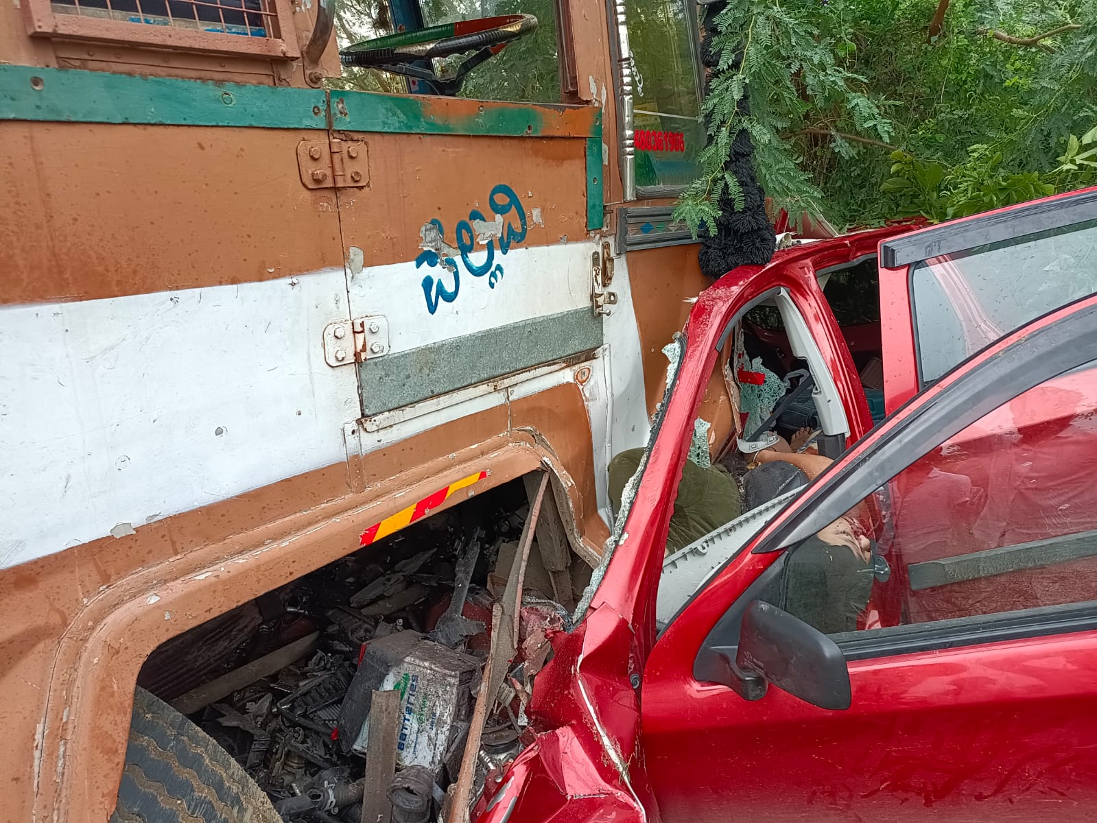 road accident at Raichur, Many people died in road accident at Raichur, Raichur road accident news, Lorry and car collide in Raichur, ರಾಯಚೂರಿನಲ್ಲಿ ರಸ್ತೆ ಅಪಘಾತ, ರಾಯಚೂರಿನಲ್ಲಿ ರಸ್ತೆ ಅಪಘಾತದಲ್ಲಿ ಹಲವರು ಸಾವು, ರಾಯಚೂರು ರಸ್ತೆ ಅಪಘಾತ ಸುದ್ದಿ, ರಾಯಚೂರಿನಲ್ಲಿ ಲಾರಿ ಮತ್ತು ಕಾರು ಡಿಕ್ಕಿ,