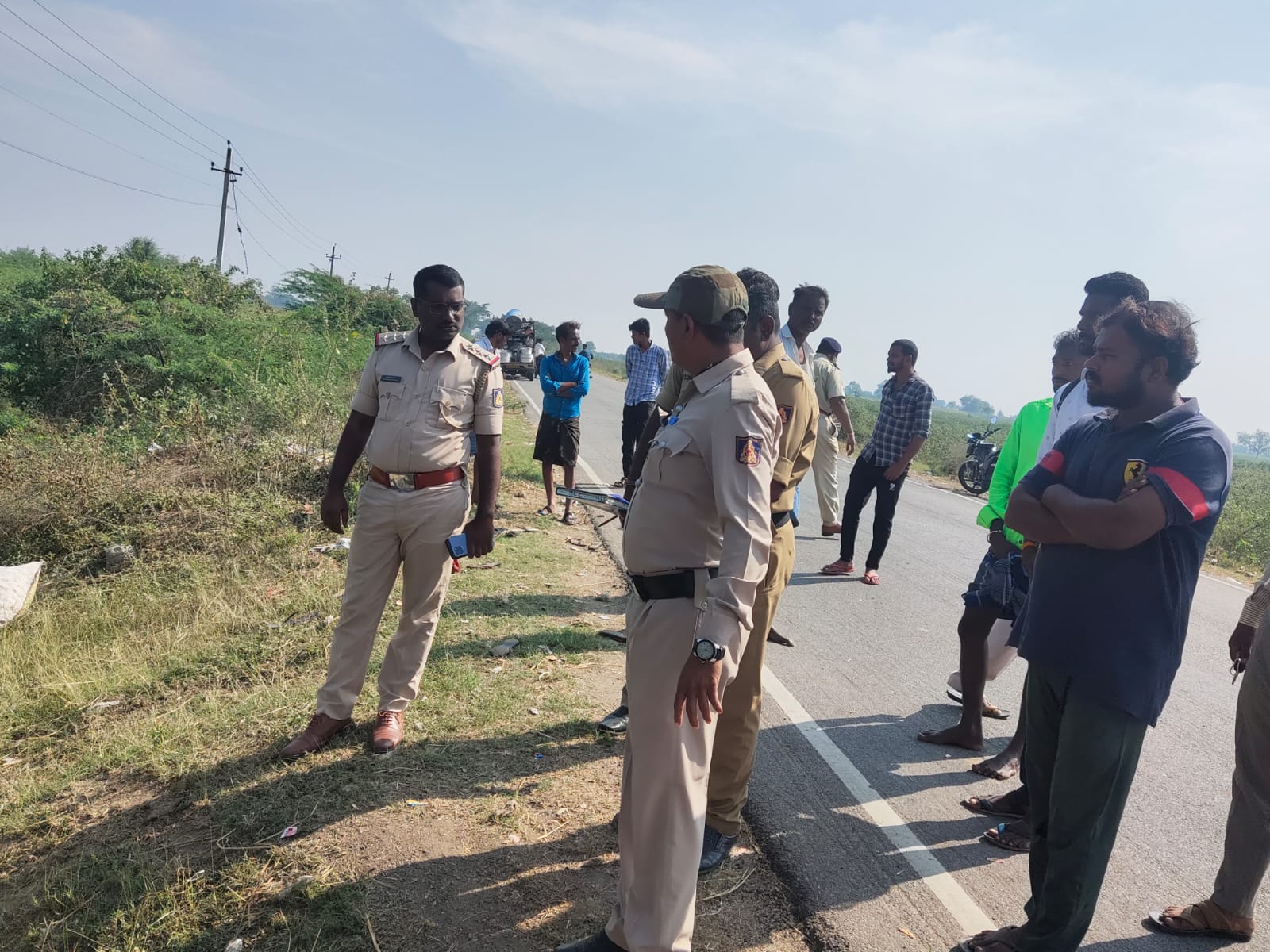 ಸಿರವಾರದಲ್ಲಿ ಕೂಲಿ ಕಾರ್ಮಿಕರಿದ್ದ ವಾಹನ ಪಲ್ಟಿ