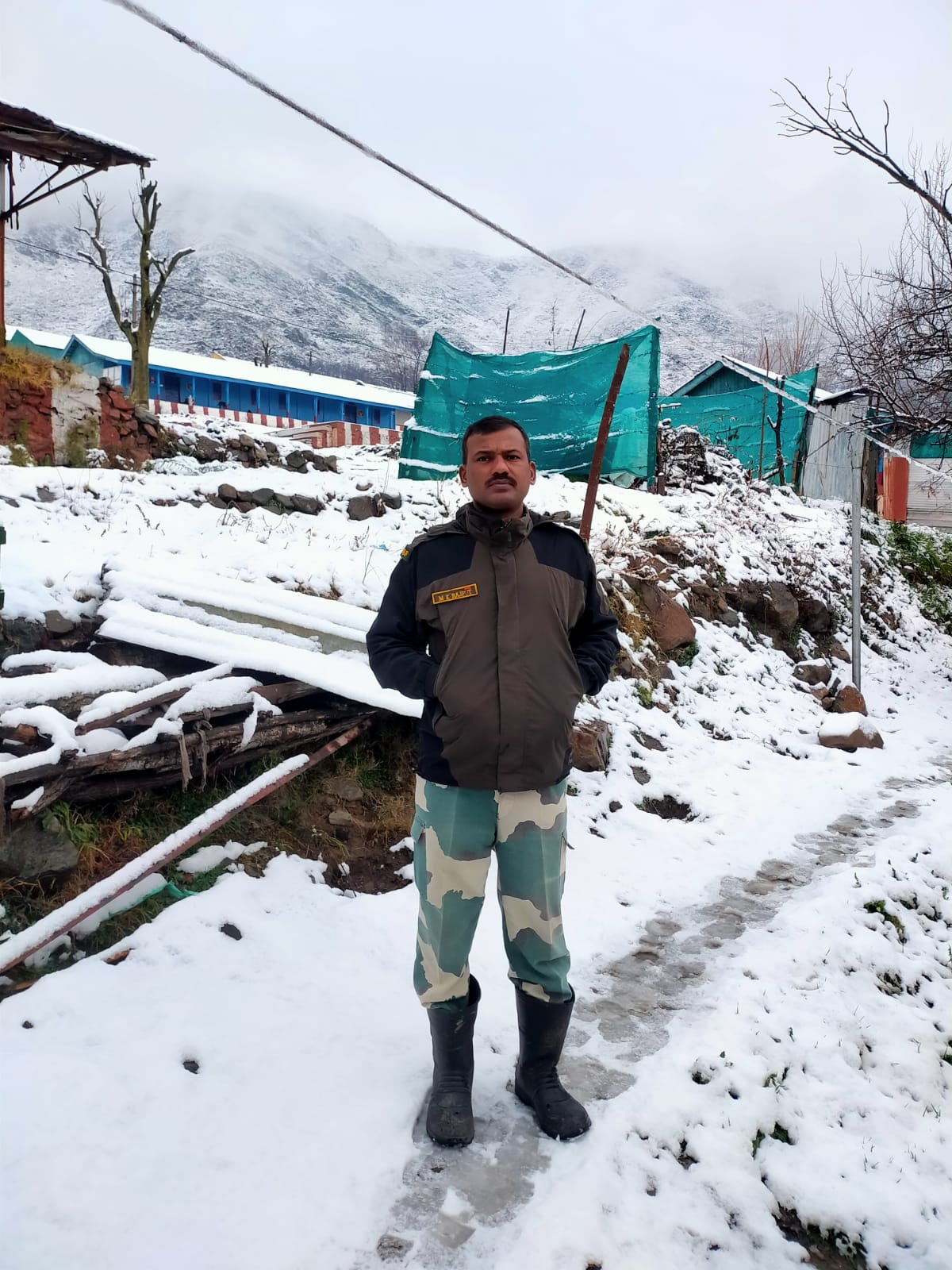 soldier writes his village name on snow, soldier writes his village name on snow in Srinagar, Maski soldier work at Srinagar, ಹಿಮದ ಮೇಲೆ ತನ್ನ ಗ್ರಾಮದ ಹೆಸರು ಬರೆದ ಸೈನಿಕ, ಶ್ರೀನಗರದಲ್ಲಿ ಹಿಮದ ಮೇಲೆ ತನ್ನ ಗ್ರಾಮದ ಹೆಸರು ಬರೆದ ಸೈನಿಕ, ಶ್ರೀನಗರದಲ್ಲಿ ಕಾರ್ಯನಿರ್ವಹಿಸುತ್ತಿರುವ ಮಸ್ಕಿ ಮೂಲದ ಸೈನಿಕ,