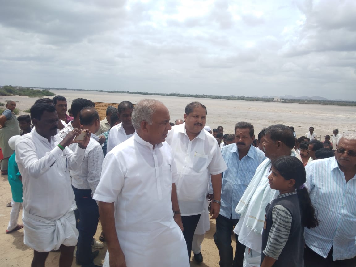 Congress leaders devoted Thungabhadra river