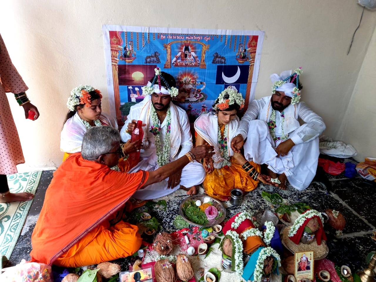 Father become priest for his daughter's wedding in Karnataka