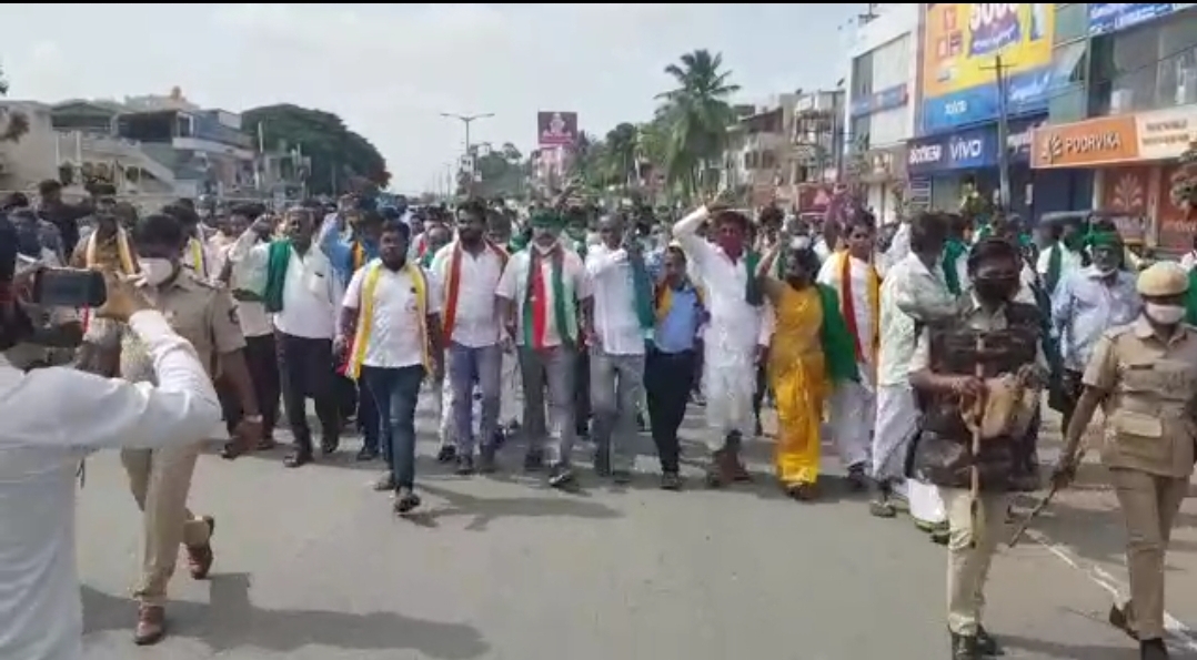 Karnataka bandh, Karnataka banda by famrers, Karnataka banda by famrers against farm bill, Karnataka bandh 2020, Karnataka bandh 2020 news, Karnataka bandh 2020 live update, ಕರ್ನಾಟಕ ಬಂದ್​, ರೈತರಿಂದ ಕರ್ನಾಟಕ ಬಂದ್​, ಕೃಷಿ ಮಸೂದೆ ವಿರುದ್ಧ ರೈತರಿಂದ ಕರ್ನಾಟಕ ಬಂದ್​, ಕರ್ನಾಟಕ ಬಂದ್​ ಸುದ್ದಿ, ಕರ್ನಾಟಕ ಬಂದ್​ 2020 ಸುದ್ದಿ, ಕರ್ನಾಟಕ ಬಂದ್​ 2020 ಲೈವ್​ ಅಪ್​ಡೇಟ್​,