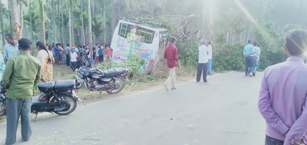 ಬಸ್ ಮರಕ್ಕೆ ಡಿಕ್ಕಿ, Bus accident in Shimoga teacherdeath