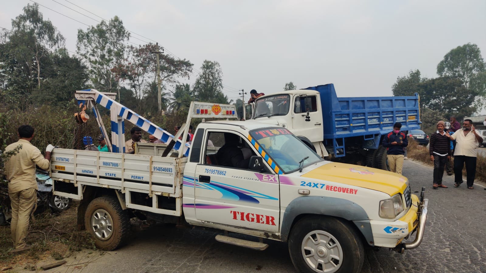 Travelers died in road accident at Shivamogga, Shivamogga crime news, Car and lorry collide in Shivamogga, ಶಿವಮೊಗ್ಗದ ರಸ್ತೆ ಅಪಘಾತದಲ್ಲಿ ಪ್ರಯಾಣಿಕರು ಸಾವು, ಶಿವಮೊಗ್ಗ ರಸ್ತೆ ಅಪಘಾತ, ಶಿವಮೊಗ್ಗ ಅಪರಾಧ ಸುದ್ದಿ, ಶಿವಮೊಗ್ಗದಲ್ಲಿ ಕಾರ್​ ಮತ್ತು ಲಾರಿ ಮಧ್ಯೆ ಡಿಕ್ಕಿ,