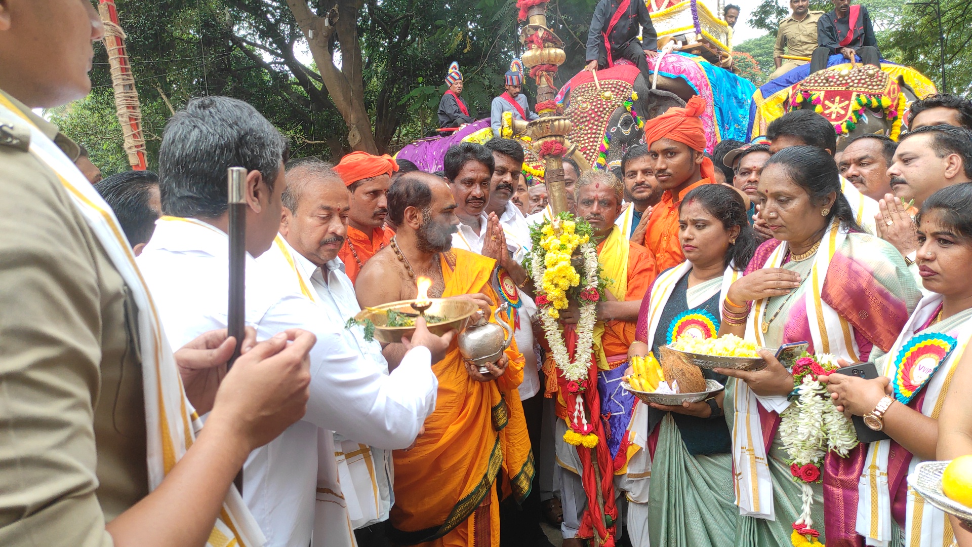 ತಾಯಿ ಚಾಮುಂಡೇಶ್ವರಿ ದೇವಿಗೆ ಪೂಜೆ ಸಲ್ಲಿಸುತ್ತಿರುವುದು