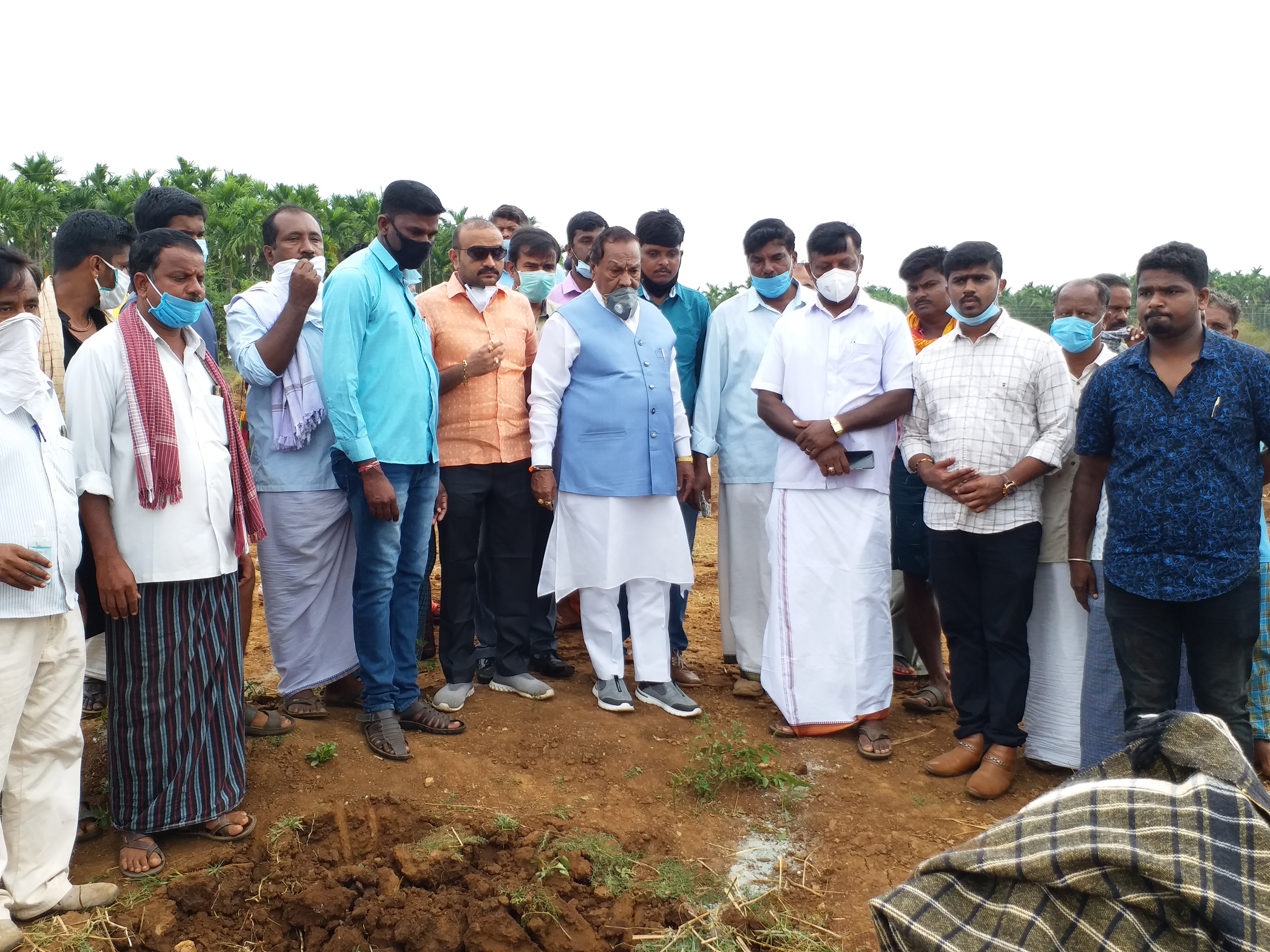 workers contribute to cm relief fund