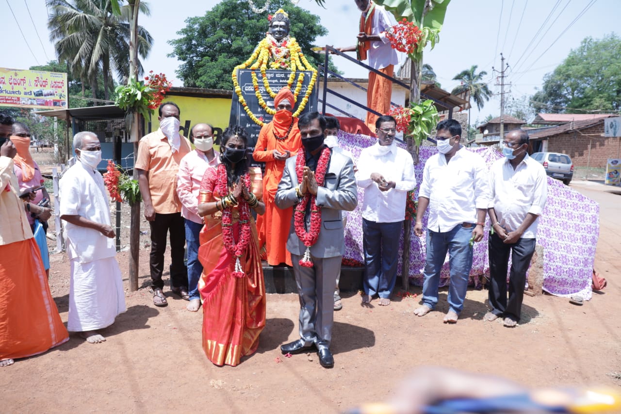 ಬಸವಣ್ಣನ ಪುತ್ಥಳಿ ಮುಂದೆ ಸರಳ ವಿವಾಹ