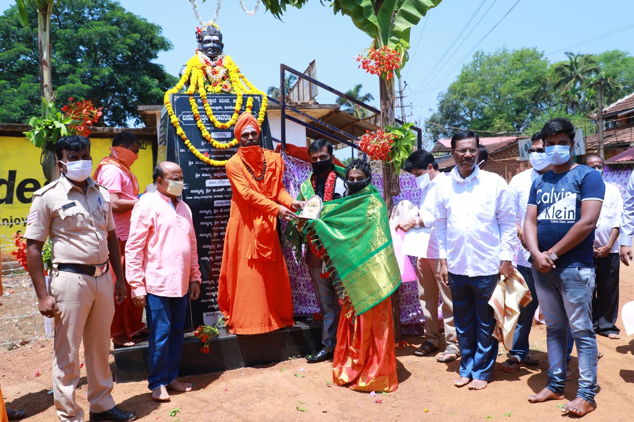 ಬಸವಣ್ಣನ ಪುತ್ಥಳಿ ಮುಂದೆ ಸರಳ ವಿವಾಹ